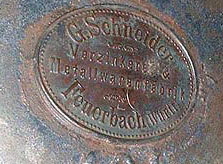 Gießkanne von Schneider mit geprägter Messingmarke