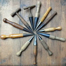 alte Gartenwerkzeuge-Gartenger�te-Gartenutensilien-Pflanzh�lzer