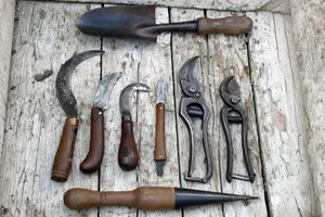 Gartenantiquitaeten-alte Gartenscheren-alte Hippen-Giesskannen-Schneiderkannen