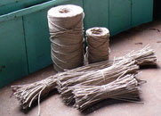 Zum Anbinden: papierumwickelter-Bindedraht, buntes Jutegarn Nutscene, Hohlschnur, Soft Tie